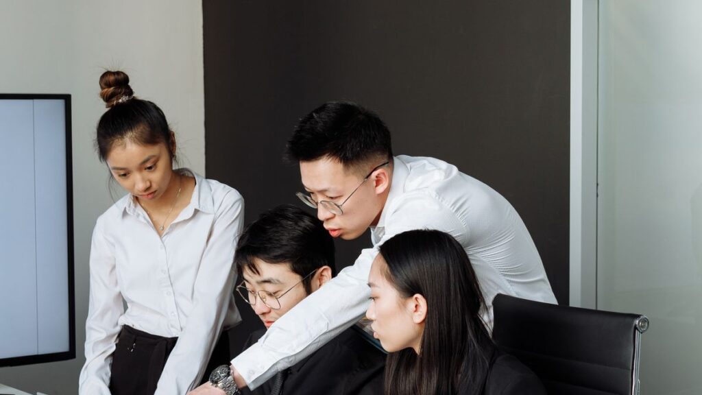 Profesionales de marketing analizando datos en un portatil