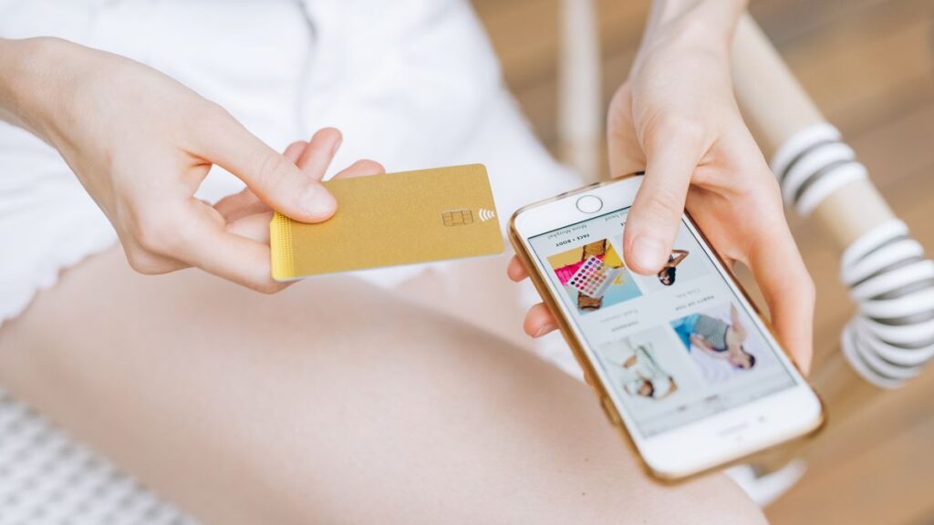 Persona comprando productos online desde su ordenador